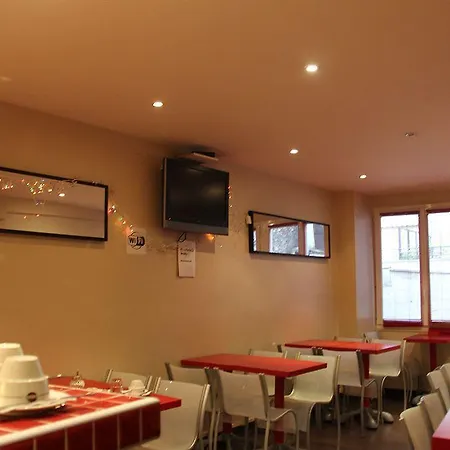 ホテル Montmartre Clignancourt パリ