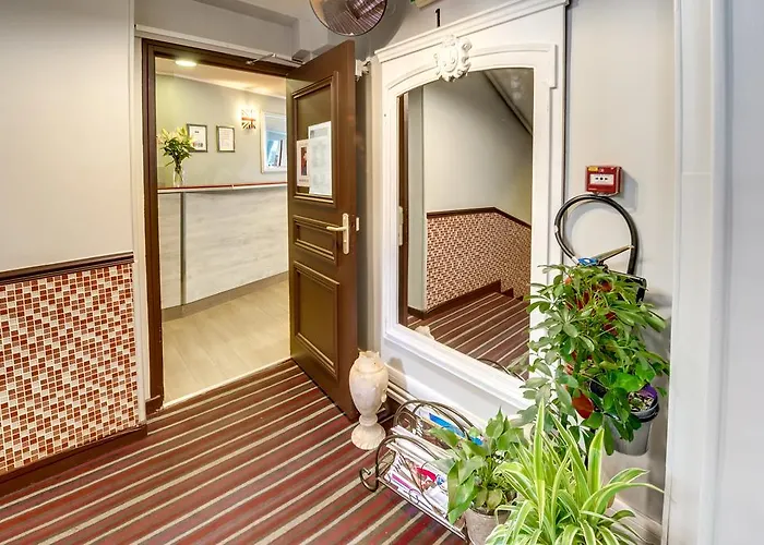 Montmartre Clignancourt Hotel *